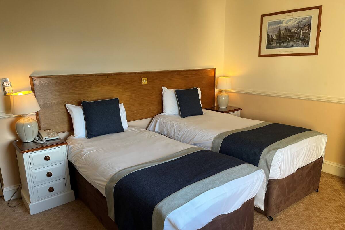 Bay View Twin | Desk, iron/ironing board, travel crib, free WiFi