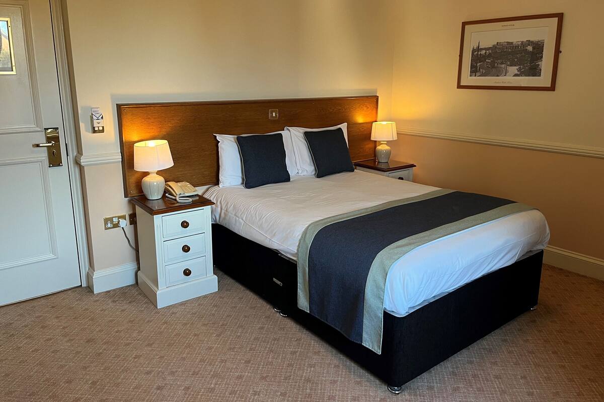 Rear Facing Double | Desk, iron/ironing board, travel crib, free WiFi