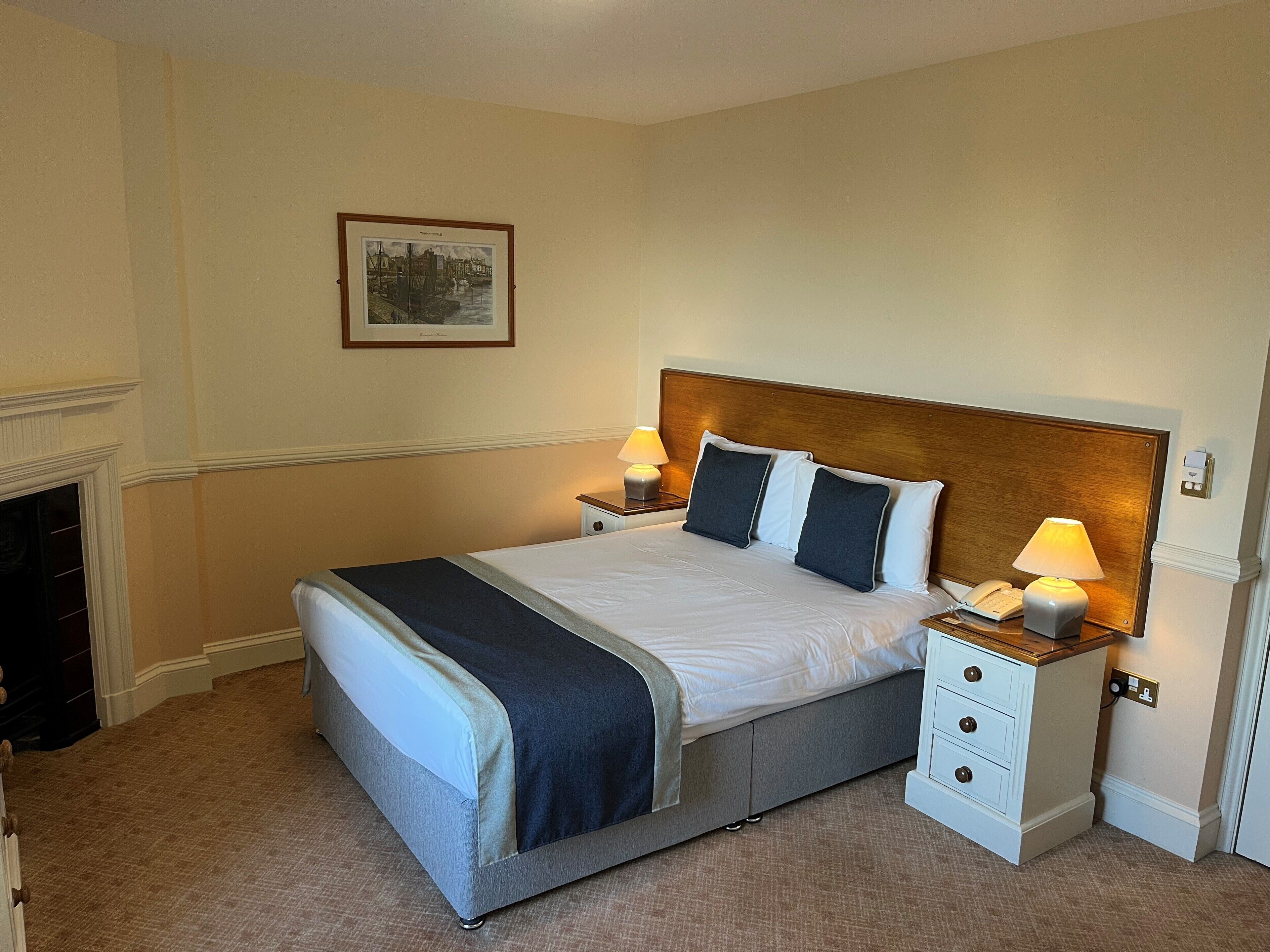 Habitació doble, vistes parcials al mar | Escriptori, planxa i posts de planxar i un bressol de viatge 