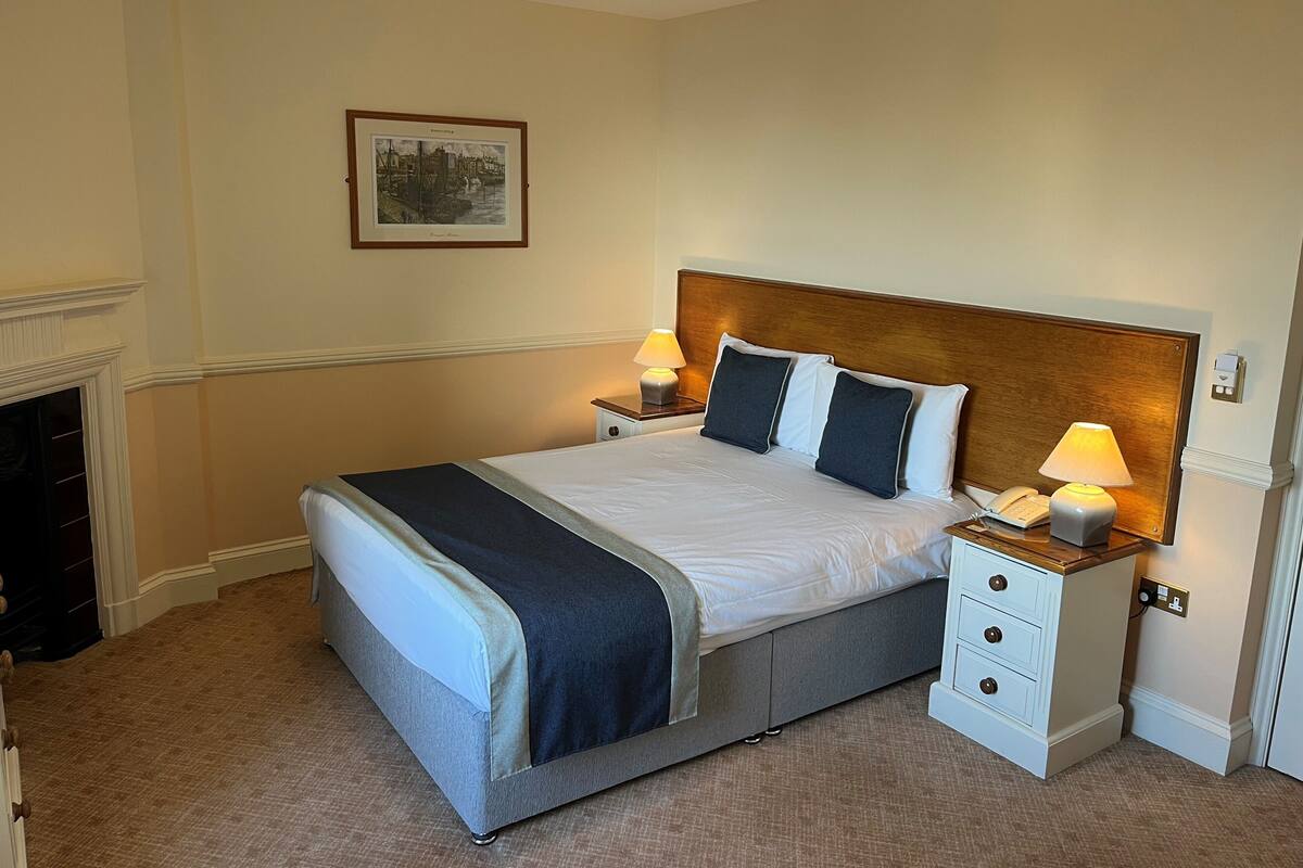 مكتب ومكواة/لوح كي وسرير سفر وواي فاي مجانًا