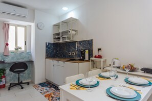 Coffee/tea maker, fridge, microwave, electric kettle - Casa MatiRi by Wonderful Italy (Catania)