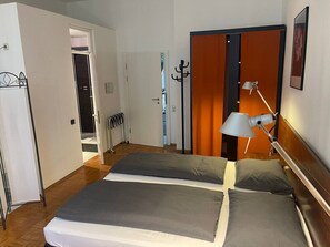 Tabla de planchar con plancha, wifi y ropa de cama