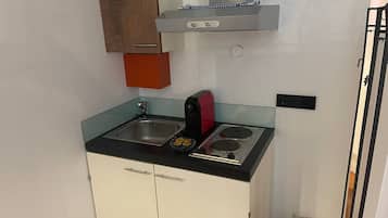 Stovetop, coffee/tea maker, cookware/dishes/utensils, dining tables