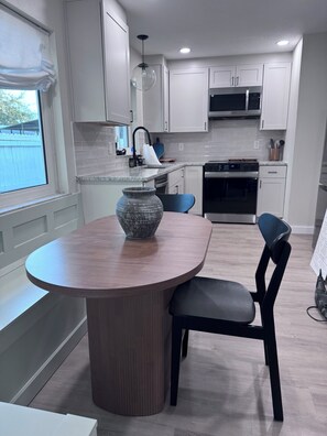 Dining - Central location! Beaches, Pinecraft, UTC. Clean & cozy. Hot tub & putting green (Sarasota)
