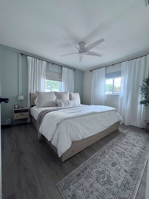 Iron/ironing board, WiFi, bed sheets - Central location! Beaches, Pinecraft, UTC. Clean & cozy. Hot tub & putting green (Sarasota)