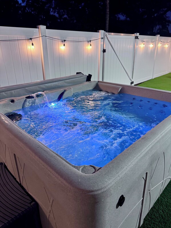 Outdoor spa tub - Central location! Beaches, Pinecraft, UTC. Clean & cozy. Hot tub & putting green (Sarasota)