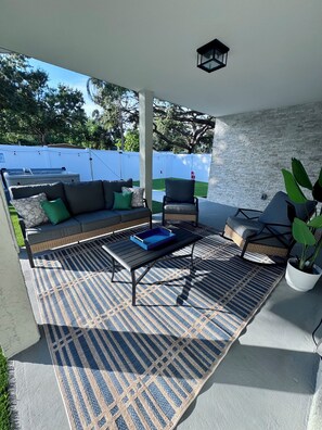 Property grounds - Central location! Beaches, Pinecraft, UTC. Clean & cozy. Hot tub & putting green (Sarasota)