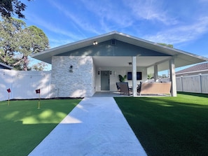 Exterior - Central location! Beaches, Pinecraft, UTC. Clean & cozy. Hot tub & putting green (Sarasota)