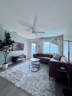 Living area - Central location! Beaches, Pinecraft, UTC. Clean & cozy. Hot tub & putting green (Sarasota)