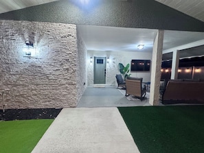 Interior - Central location! Beaches, Pinecraft, UTC. Clean & cozy. Hot tub & putting green (Sarasota)