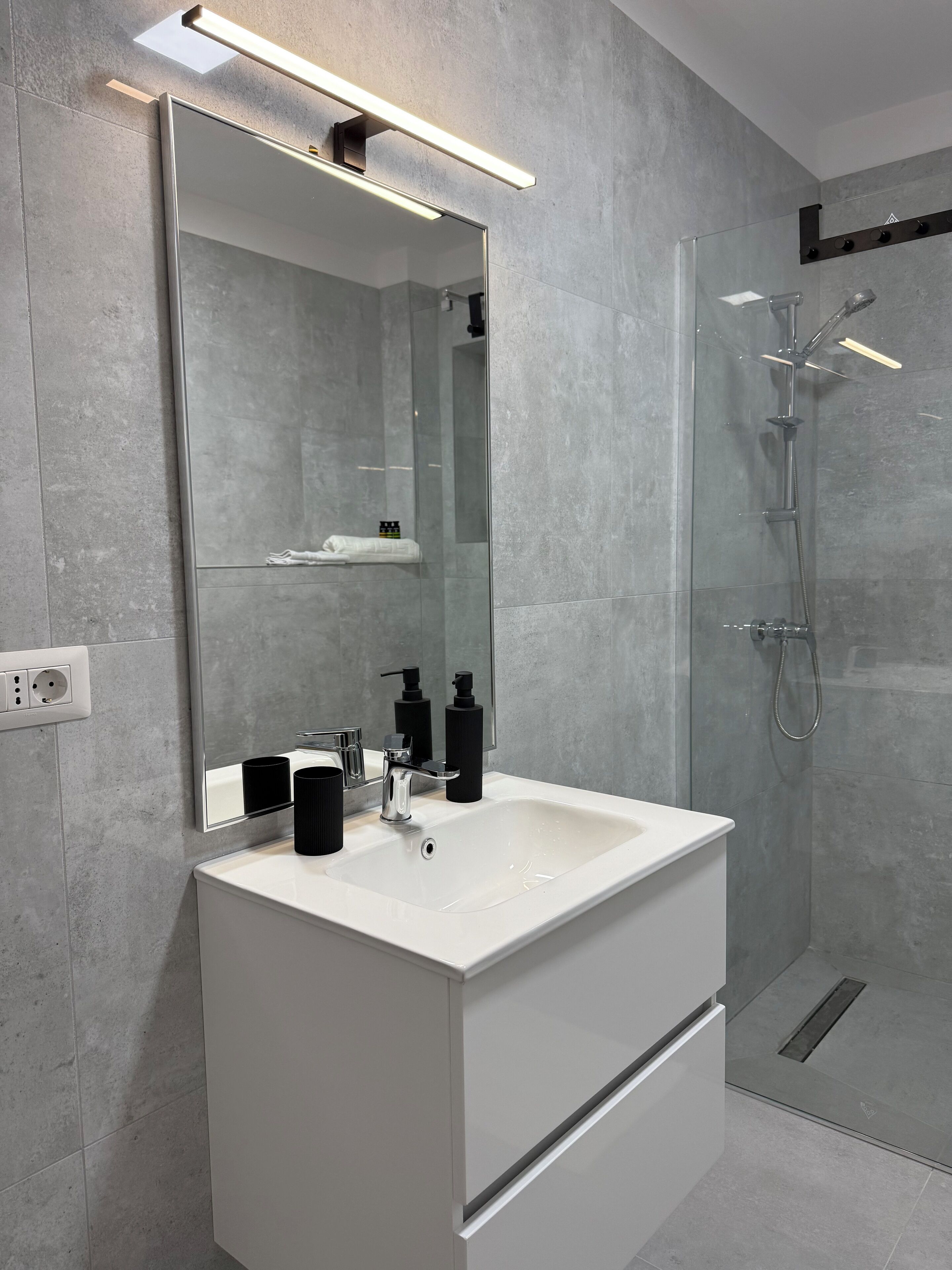 Douche, sèche-cheveux, serviettes fournies, savon