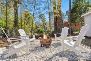 Property grounds - Chic 3BR Retreat•Firepit•Minutes to NC State (Raleigh)