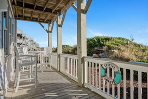 Property grounds - Oceanfront 2BR Condo w/ Pool, Tennis, Deck & Direct Beach Access | Ocean Views (Emerald Isle)