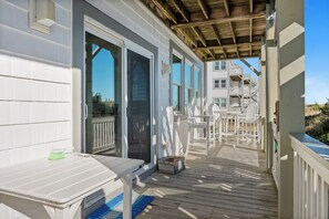 Outdoor dining - Oceanfront 2BR Condo w/ Pool, Tennis, Deck & Direct Beach Access | Ocean Views (Emerald Isle)