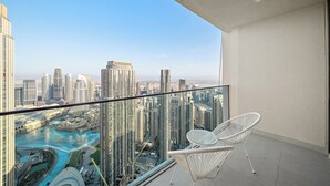 Un balcone con vista sulla città e su un corpo d'acqua.