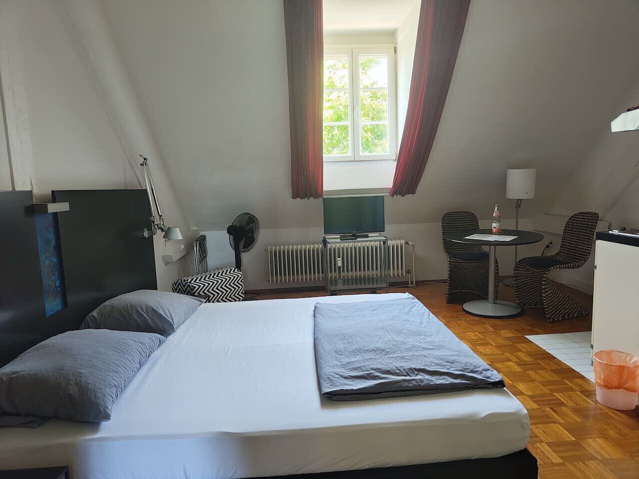 Planxa i posts de planxar, wifi i roba de llit 