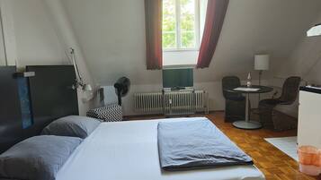 Planxa i posts de planxar, wifi i roba de llit