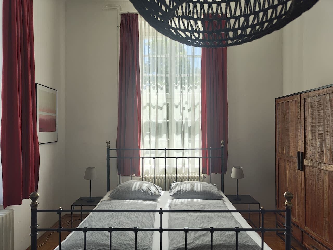 Tabla de planchar con plancha, wifi y ropa de cama 