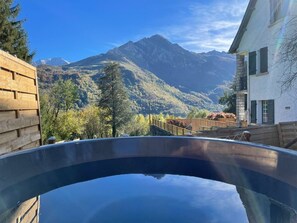 Outdoor spa tub - Gîte le soum in the Pyrenees with Nordic Bath & Sauna (Arrens-Marsous)