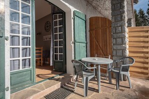 Outdoor dining - Gîte le soum in the Pyrenees with Nordic Bath & Sauna (Arrens-Marsous)