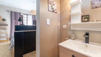 Dusche, Haartrockner, Handtücher