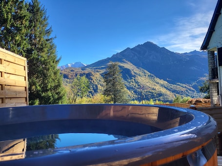 屋外スパ浴槽. Gite le Suyen with Nordic Bath and Sauna – Panoramic View of the Pyrenees