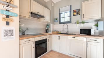 Frigorifero, microonde, forno, piano cottura