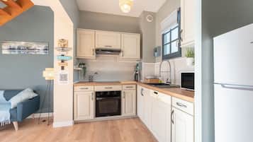 Køleskab, mikrobølgeovn, ovn, kogeplade