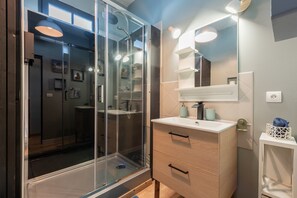 Shower, hair dryer, towels - Gîte le Tech Nordic Bath & Sauna in the Heart of the Mountains (Arrens-Marsous)