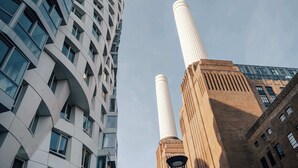 Un edificio moderno con una fachada única y dos estructuras cilíndricas destacadas.