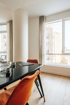 Dining - Stylish Battersea Apartment – Pets Allowed & Modern Comfort (Greater London)