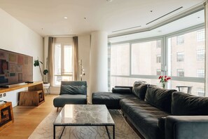 TV - Stylish Battersea Apartment – Pets Allowed & Modern Comfort (Greater London)