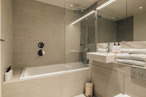 Shower, hair dryer, towels, shampoo - Modern Luxury Flat with Free Parking in Battersea (Greater London)