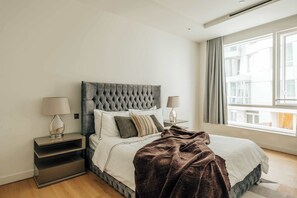 Iron/ironing board, WiFi, bed sheets - luxury Modern 2Bed-2 Bath Flat (Greater London)