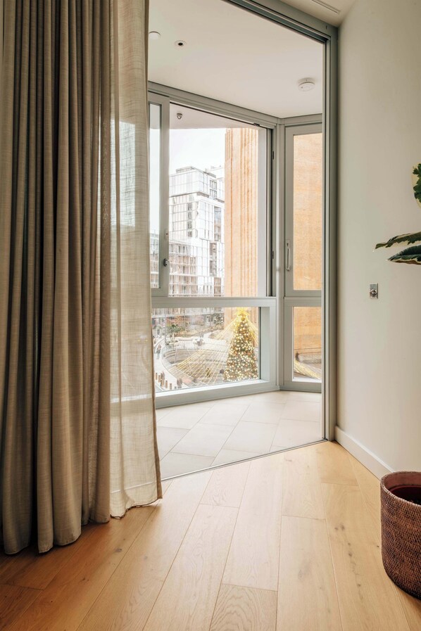 Interior - luxury Modern 2Bed-2 Bath Flat (Greater London)