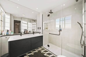Shower, hair dryer - Stunning Kensington Duplex w/ Private Terrace & AC (Greater London)