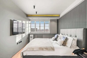 Een strijkplank/strijkijzer, wifi, beddengoed