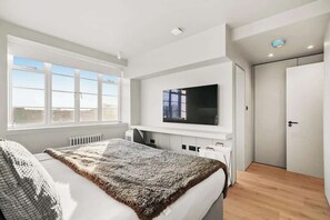 Iron/ironing board, WiFi, bed sheets - Stunning Kensington Duplex w/ Private Terrace & AC (Greater London)