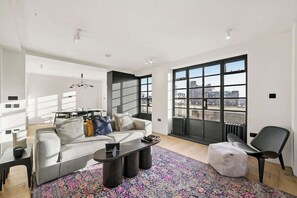 TV, offices - Stunning Kensington Duplex w/ Private Terrace & AC (Greater London)