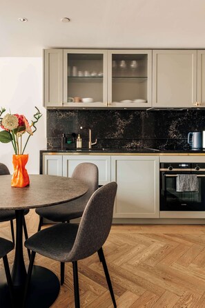 Refrigerador, microondas, horno, lavavajillas