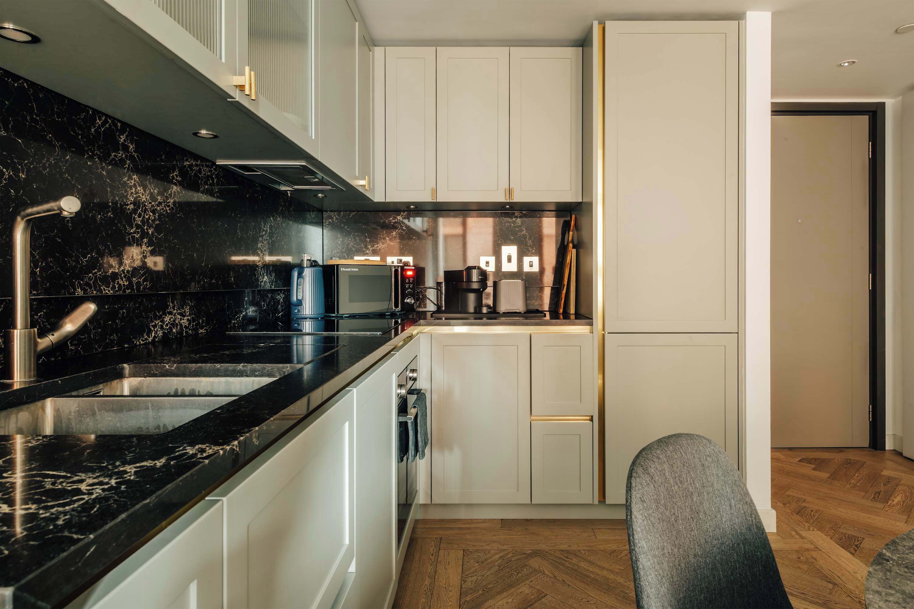 Kjøleskap, mikrobølgeovn, ovn og oppvaskmaskin