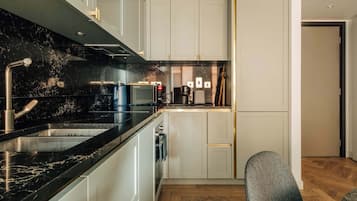 Kjøleskap, mikrobølgeovn, ovn og oppvaskmaskin