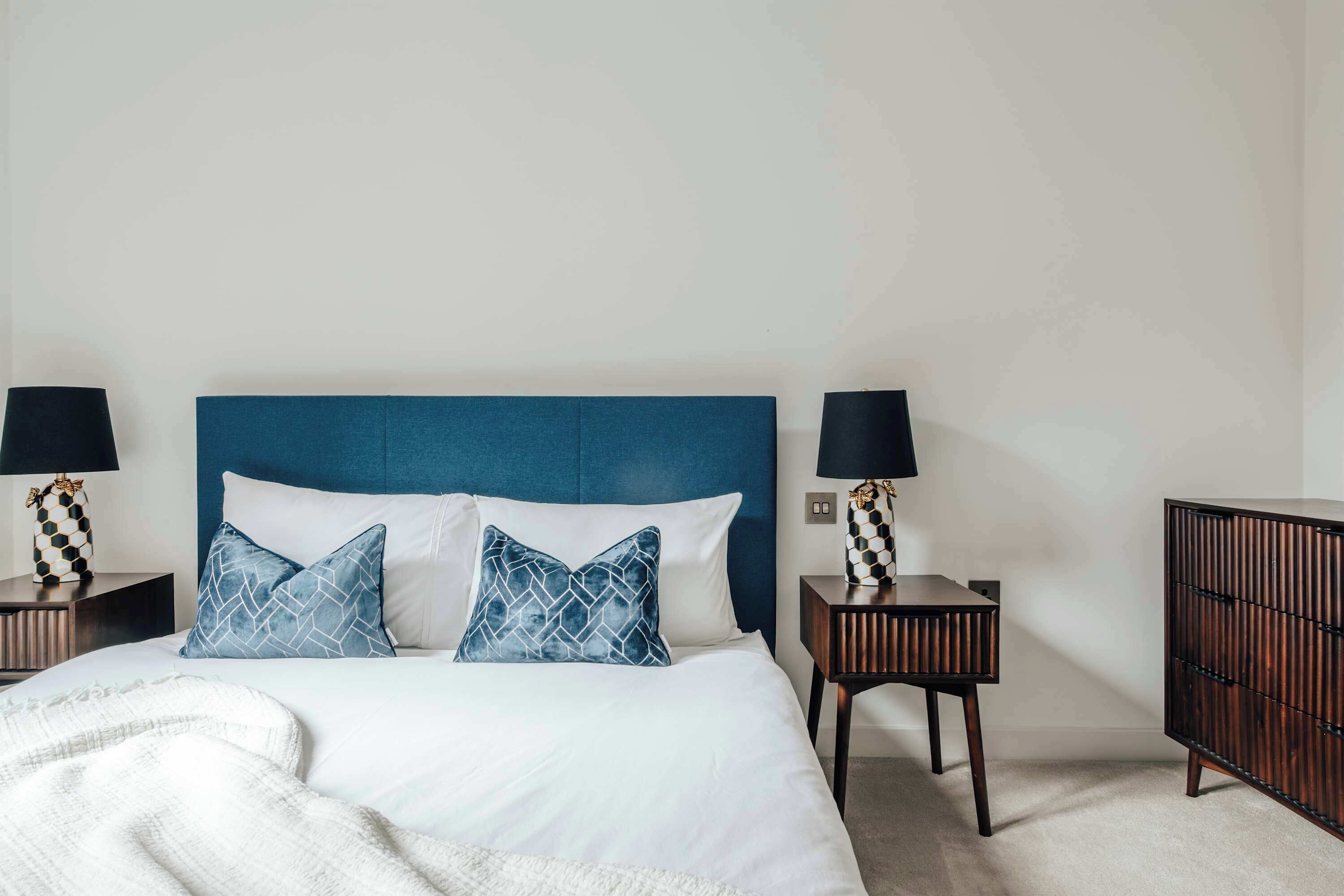 Tabla de planchar con plancha, wifi y ropa de cama 