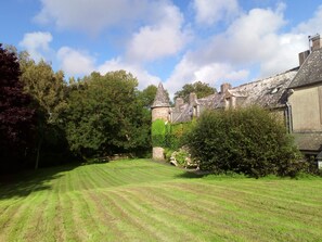 Property grounds - Breton manor house with riverside park (Plougasnou)