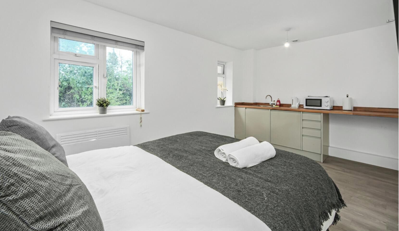 Tabla de planchar con plancha, wifi gratis, ropa de cama