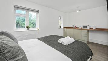 Iron/ironing board, free WiFi, bed sheets