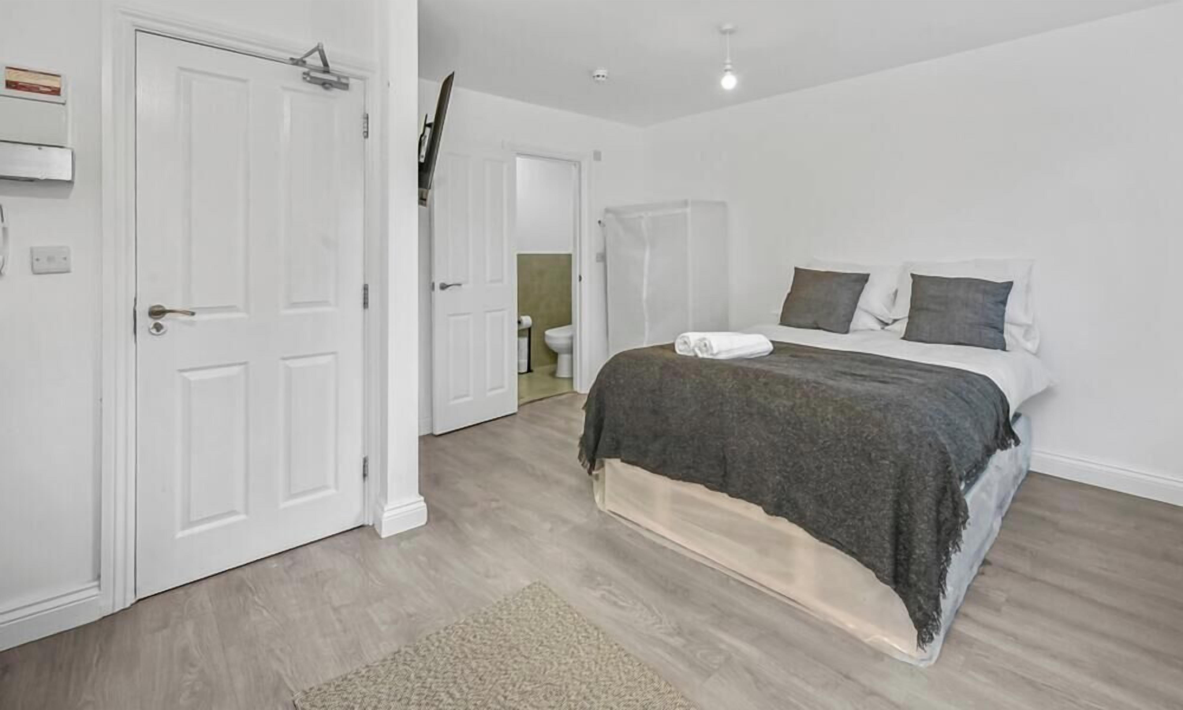 Tabla de planchar con plancha, wifi gratis, ropa de cama