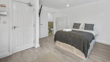 Iron/ironing board, free WiFi, bed sheets