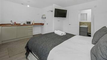 Iron/ironing board, free WiFi, bed sheets