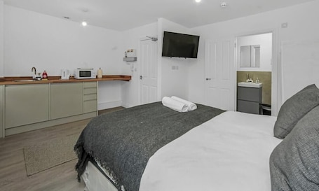 Iron/ironing board, free WiFi, bed sheets. Modern Studio with En-Suite & Kitchenette - Norwood Junction - Kings Road 2